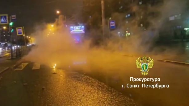 Проспект Маршала Казакова окутал пар — прорвало трубу с кипятком