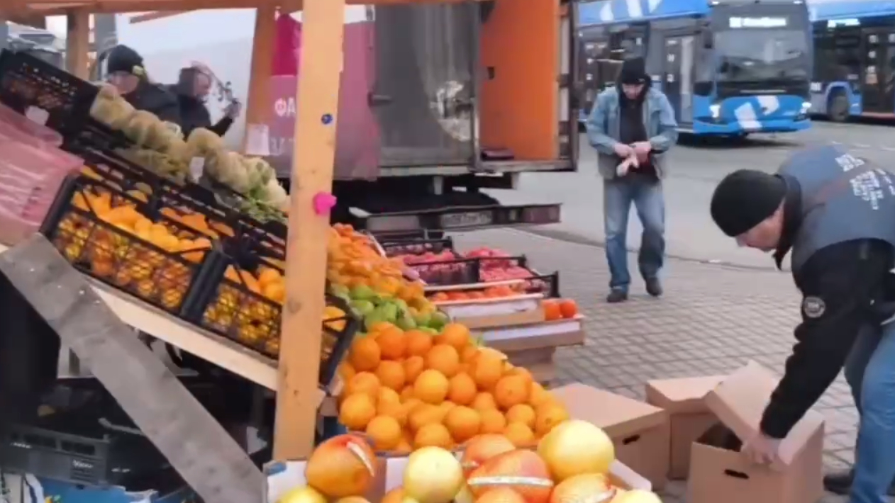 Петербургский ККИ отобрал у торговцев у станции метро «Старая Деревня» 174 кг фруктов и овощей