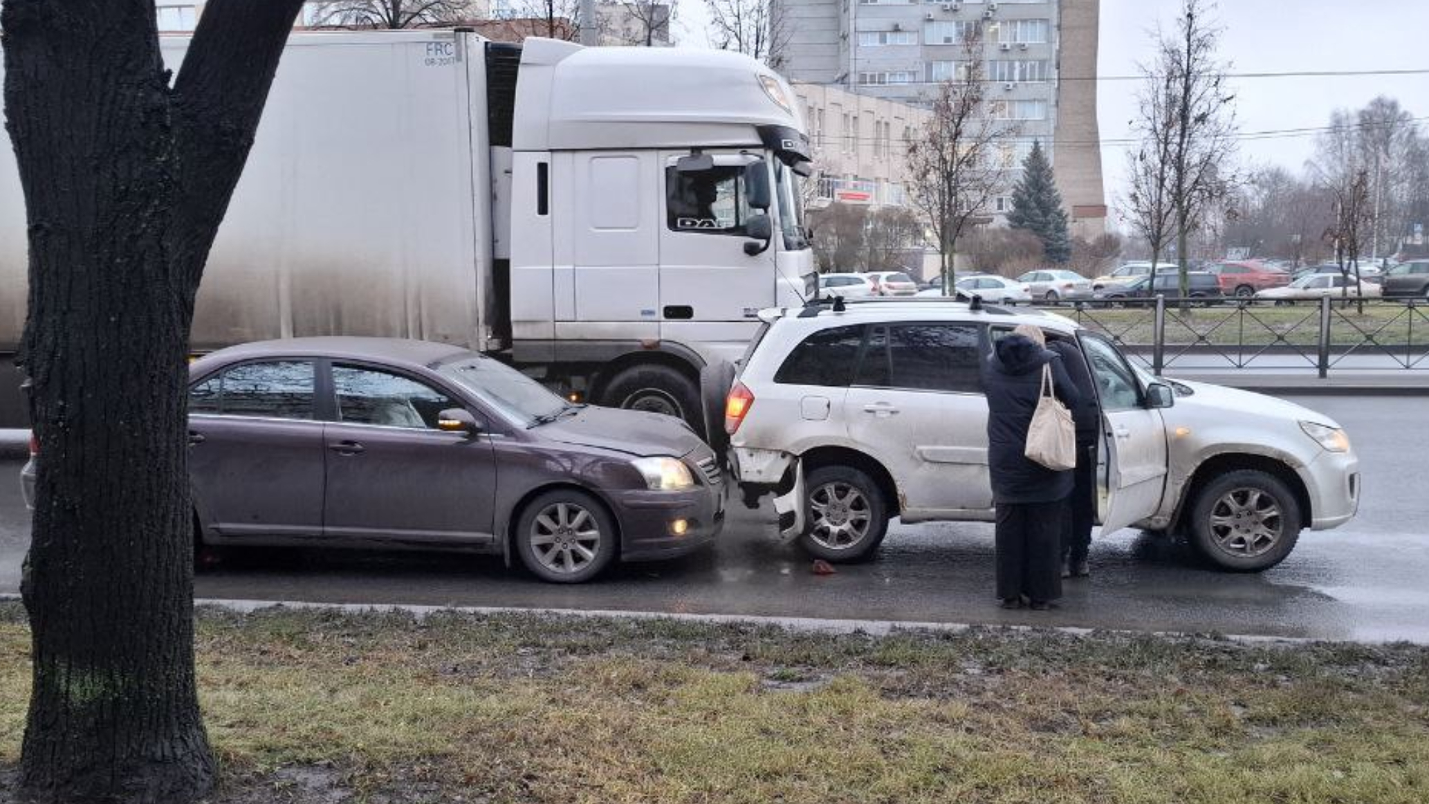 Водитель Toyota снес задний бампер Chery на Пискаревском проспекте