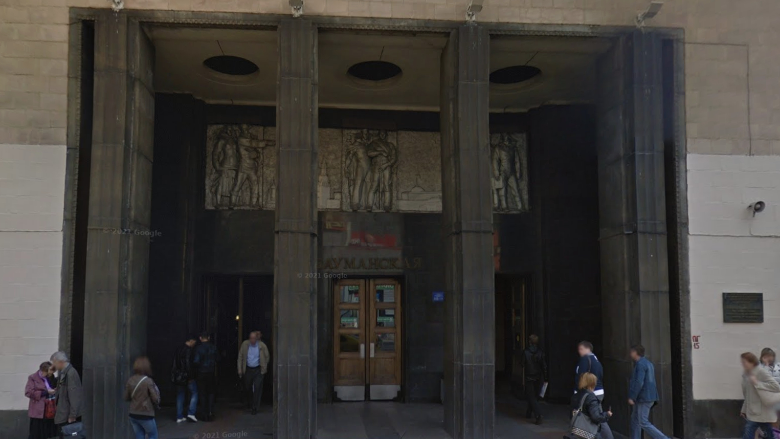 «В полицию пойдёшь?»: наглый прохожий облапал блогершу в метро Москвы