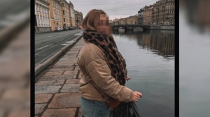 Знакомые порезавшего учителя в школе Петербурга подростка считают его «маменькиным сынком»