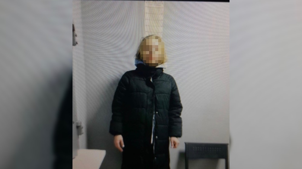 Пьяная вандалка разбила аварийным молотком стекло в автобусе на бульваре Новаторов