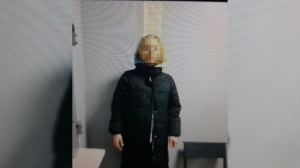 Пьяная вандалка разбила аварийным молотком стекло в автобусе на бульваре Новаторов