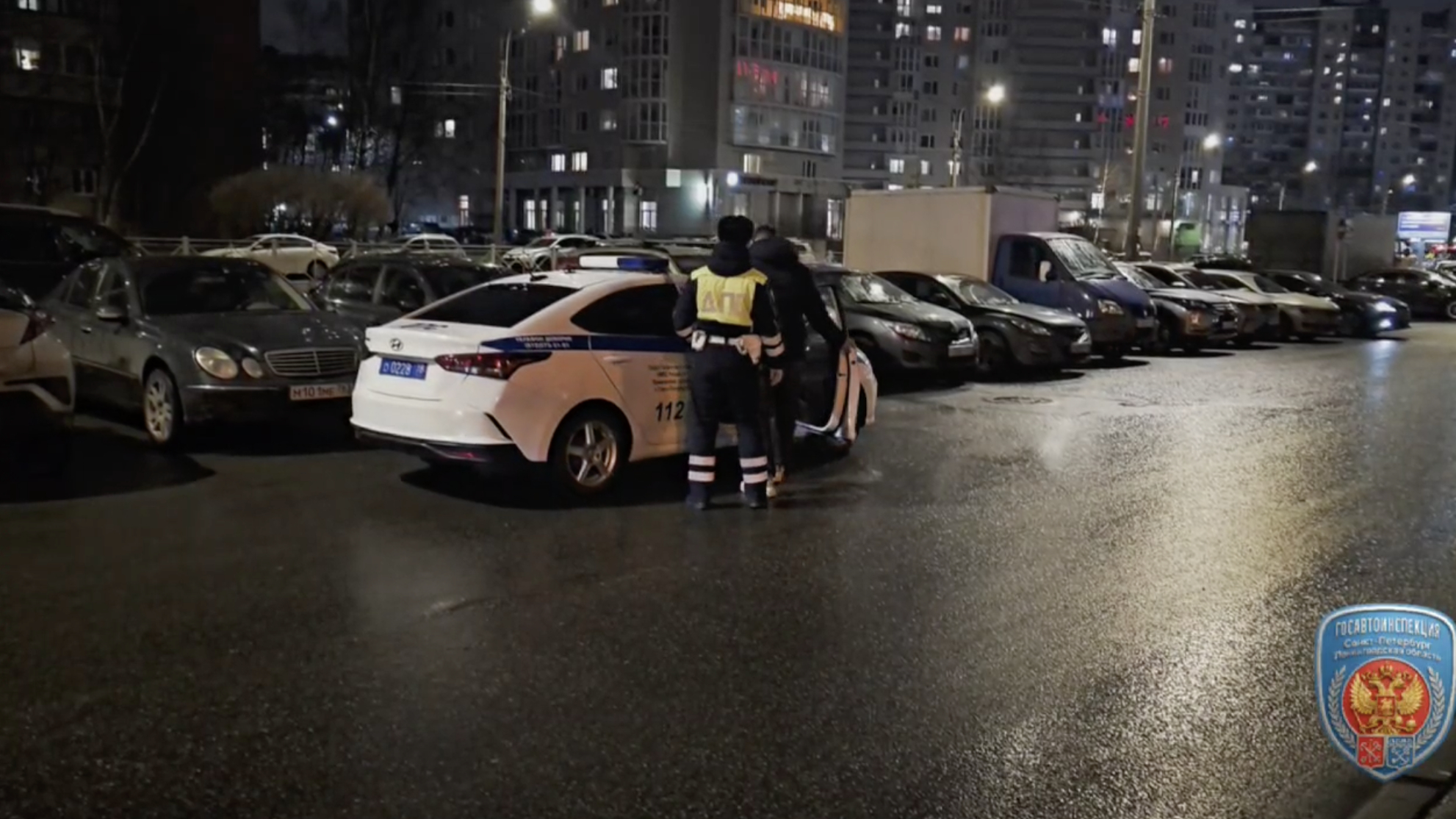 В Петербурге дрифтер на Mercedes врезался в остановку с людьми