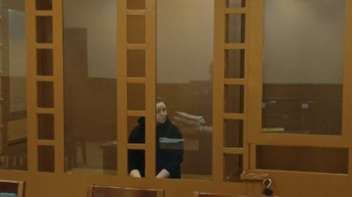 «Случайно» вонзила нож на 20 см: жительницу Колпино посадили за убийство возлюбленного