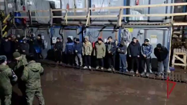 Почти 60 иностранных рабочих на стройке в Петербурге получили повестки после рейда