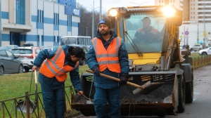 Комитет по благоустройству показал, как первые 17 дворников-индусов убирают Петербург