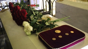 Памятные медали спустя 100 лет вернули на надгробие императора Николая I