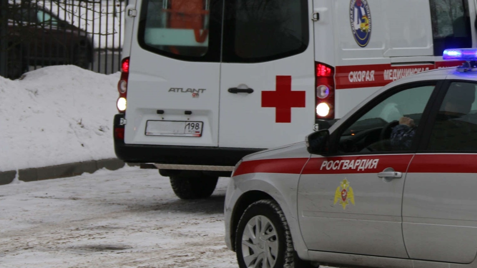 Петербуржец просил медиков помочь ему и распылил одному из них газ в глаза