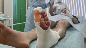 Молодой петербуржец решил поспать в одном ботинке на улице после посиделок с друзьями: врачи говорят об ампутации ноги