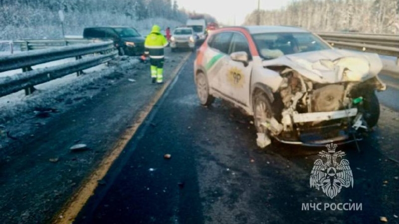 Цепь из ДТП на М-11: в МЧС России показали кадры с места столкновения шести авто