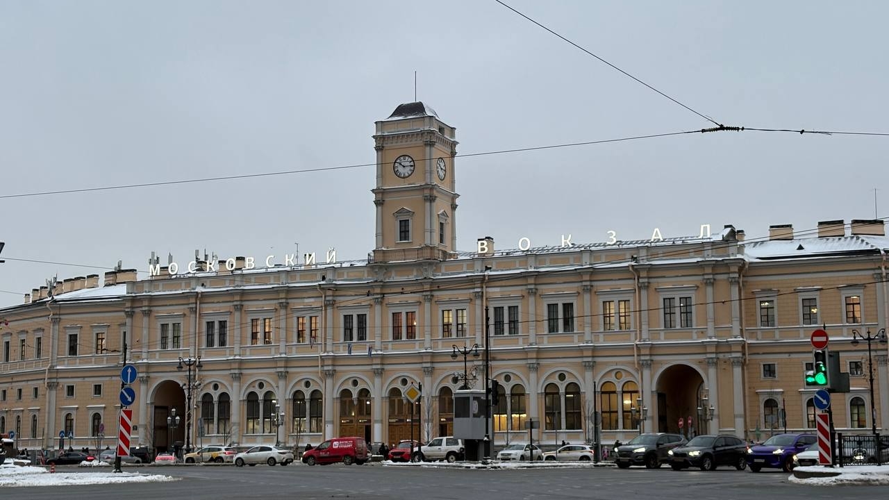 В центре Петербурга снимают новогодние украшения: фото опустевших улиц