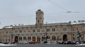 В центре Петербурга снимают новогодние украшения: фото опустевших улиц