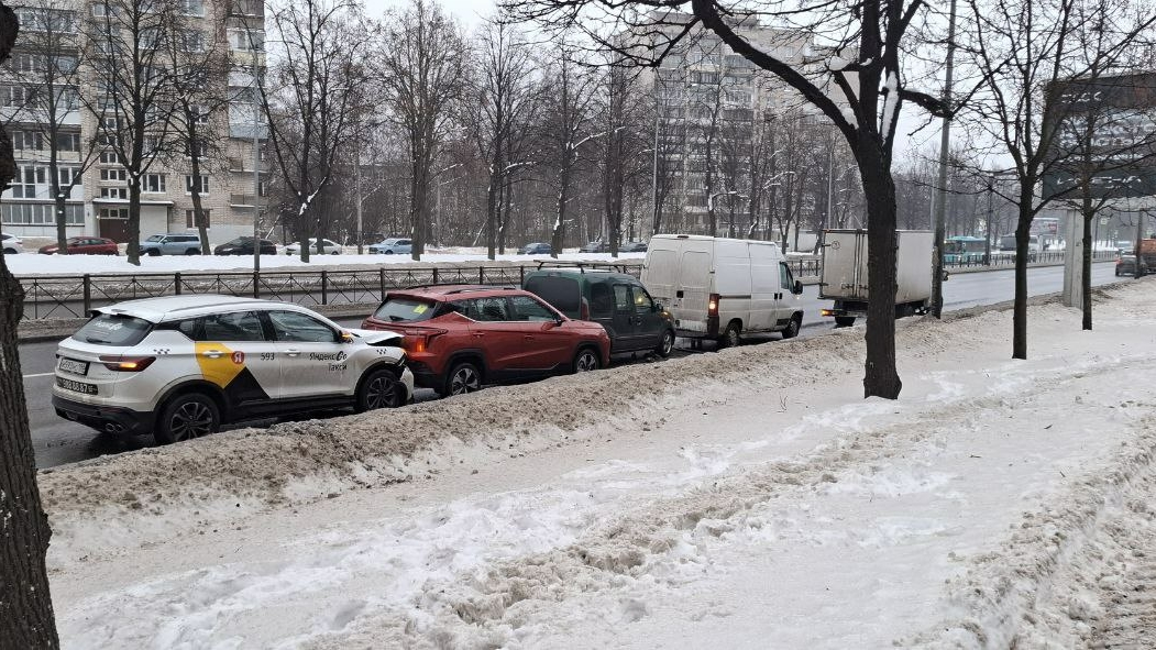 Такси, «китаец», Renault и фургон попали в ДТП на Пискаревском
