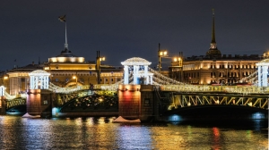 В канун Рождества петербургские мосты засияют золотым светом, и огни появятся на Ростральных колоннах