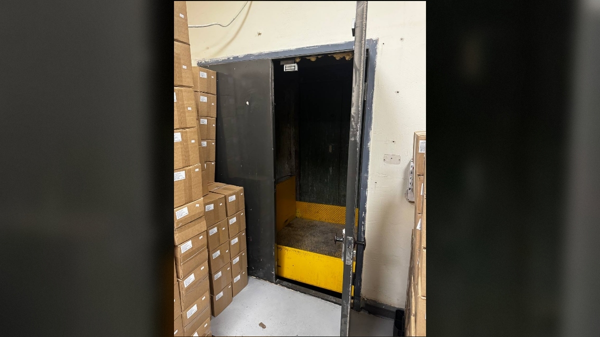 Пролетел шесть метров вниз: в Петербурге фасовщика увезли в больницу после несчастного случая на работе