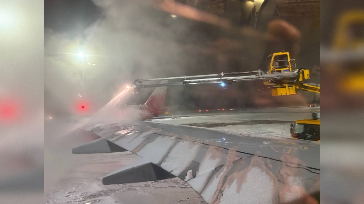 Пассажиры рейса из Петербурга в Москву час ждут вылета в салоне самолета