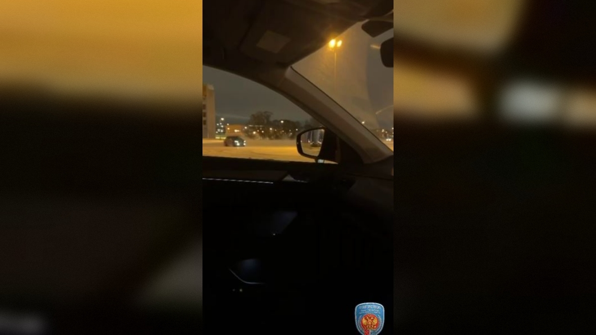 Снежный дрифт на Крестовском завершился для двух лихачей неприятностями