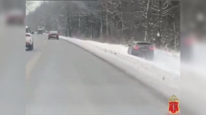 В Петербурге дама на Nissan неслась по пешеходной части