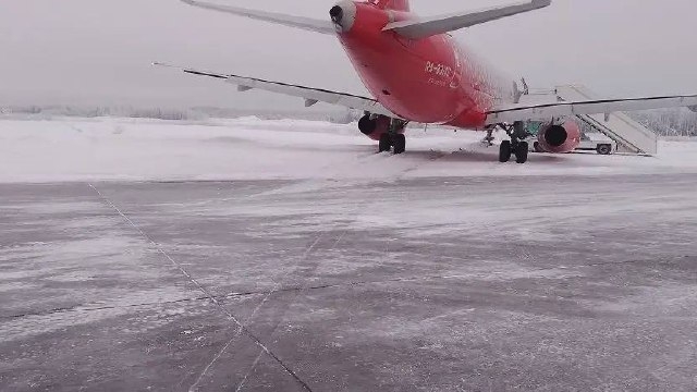 Петербургский самолет выкатился за пределы взлетной полосы в Архангельске