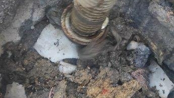 Из люка на Школьной улице извлекли очередного канализационного «демона»