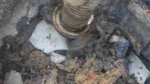 Из люка на Школьной улице извлекли очередного канализационного «демона»