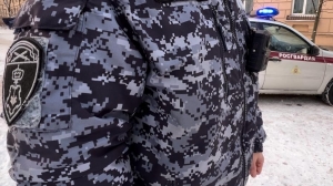 На Обводном пьяный белорус почистил чужую иномарку от снега и попытался в нее залезть