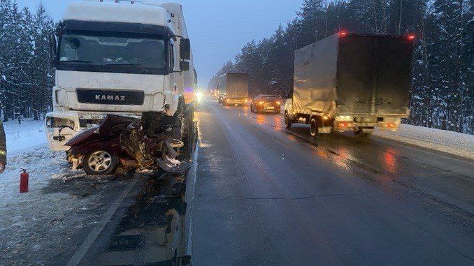Лобовое ДТП с грузовиком на трассе «Кола» унесло жизнь 19-летнего водителя и женщины