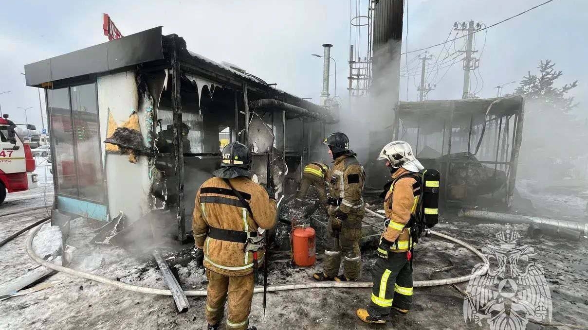 В деревне Порошкино горит Г-образное кафе-ларек