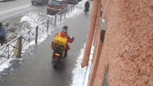 Курьеры Яндекс.Еды пугают пешеходов на закрытых для проезда тротуарах