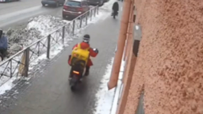 Курьеры Яндекс.Еды пугают пешеходов на закрытых для проезда тротуарах