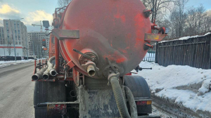 На Партизанской улице пресекли партизанский слив не пойми чего в люк