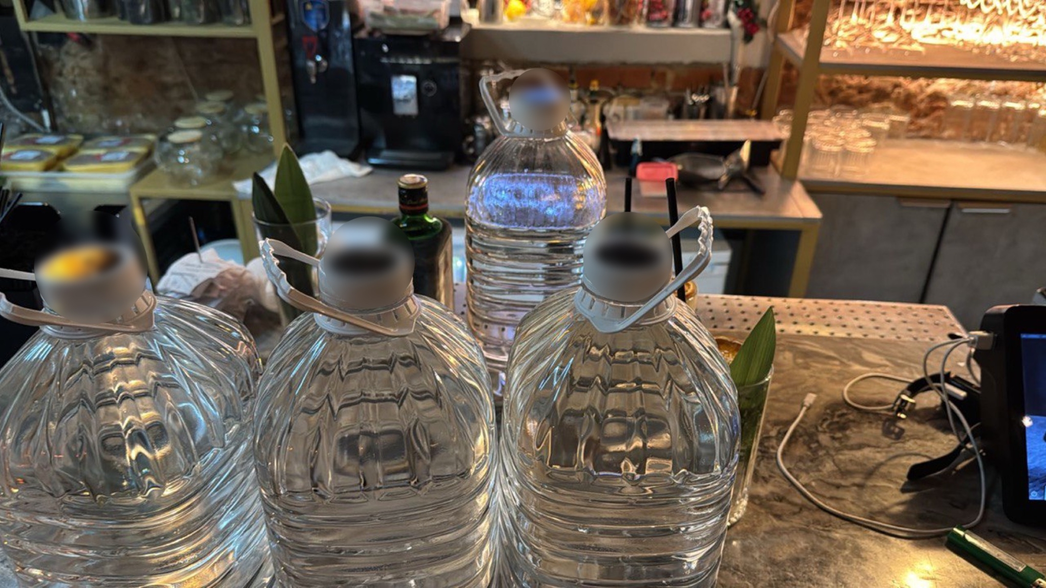 В кальянной на Стремянной гостям разливали из-под полы сомнительный алкоголь