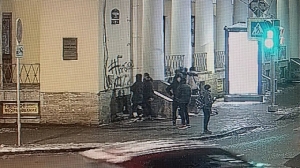 Вандалы оставили граффити на историческом здании в центре Питера и попали на запись камер