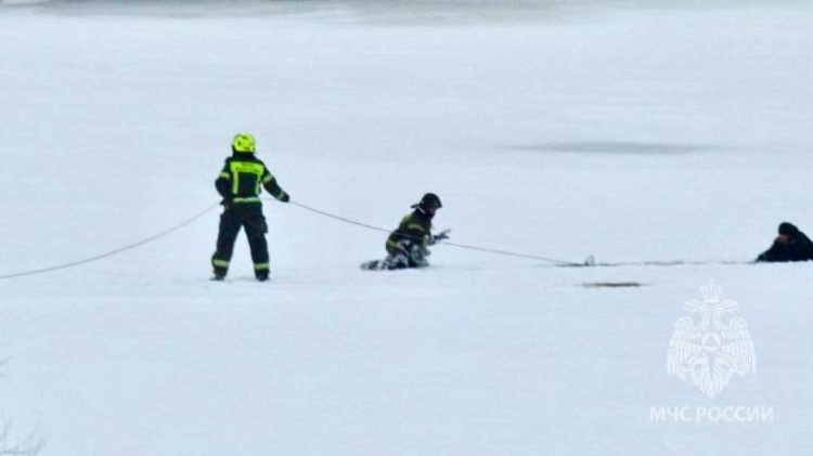 В Ленобласти полицейский оказался подо льдом, пока спасал первого провалившегося: спасатели вытащили двоих