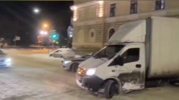 Заснеженный дрифт ГАЗели в Пушкине не остался без внимания: 19-летний петербуржец ответит за опасные маневры