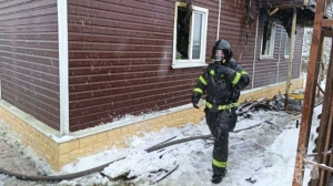 В Волхове огнеборцы эвакуировали из горящего дома взрослых и детей — есть пострадавшие
