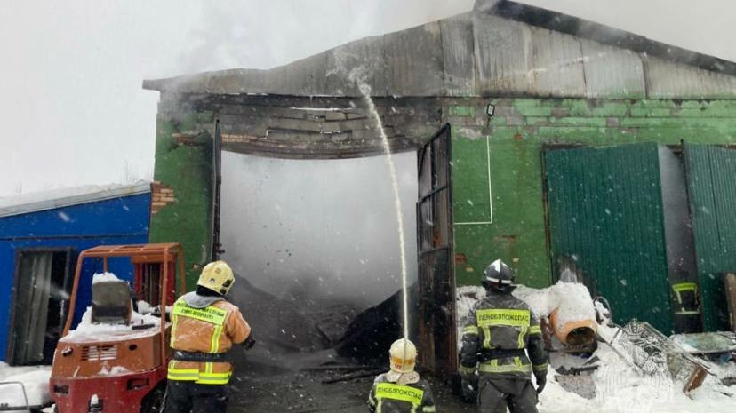 Под Петербургом сгорел ангар с машинами