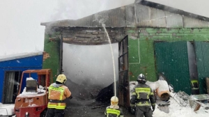 Под Петербургом сгорел ангар с машинами