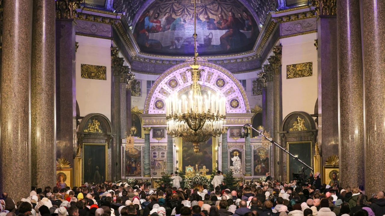 Названо число петербуржцев, посетивших службу в рождественскую ночь