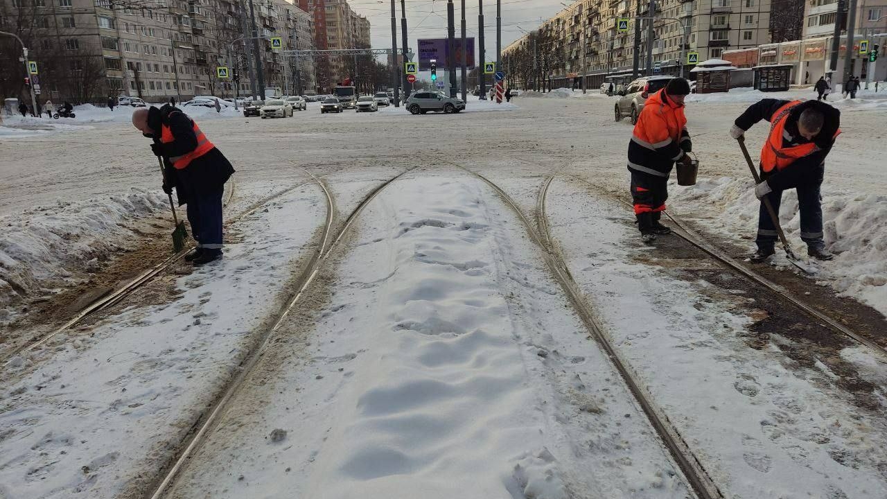 Петербург мог затеряться в снегу на новогодних: как комитет по транспорту откапывал город