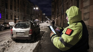 В Петербурге проверили соблюдение запрета на ночную парковку в Дмитровском переулке