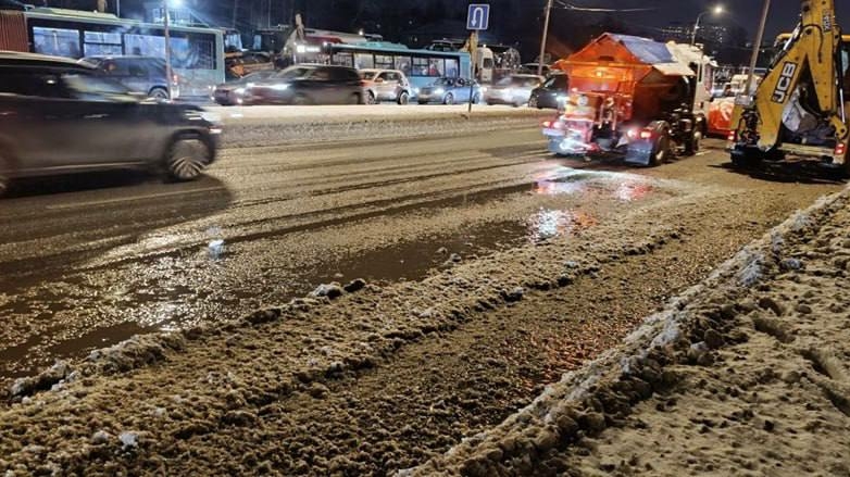 На Парашютной ликвидировали потоп — холодная вода заливала дорогу
