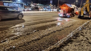 На Парашютной ликвидировали потоп — холодная вода заливала дорогу