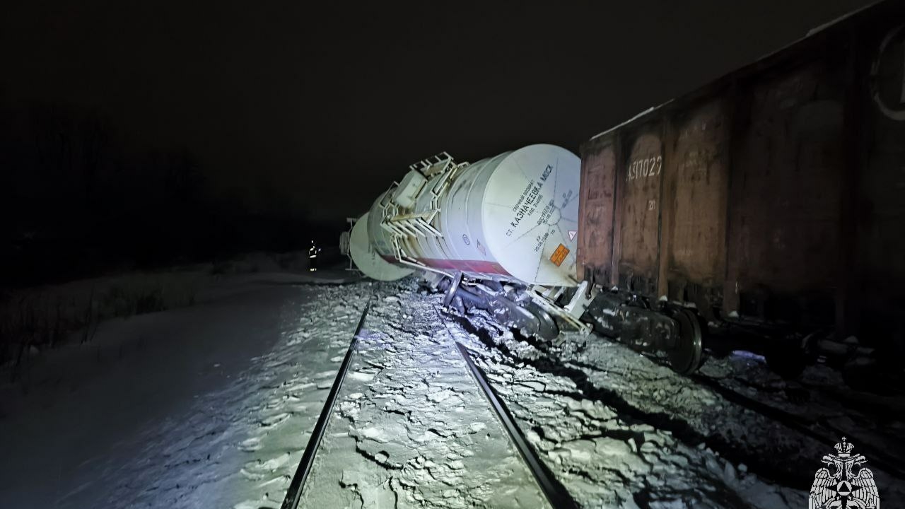 Поезд из Петербурга по дороге в Кисловодск встал из-за ЧП на путях