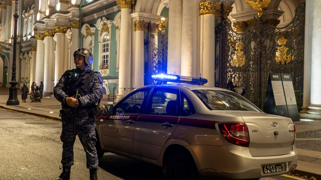 Оторвал императрице палец: посетителя Эрмитажа задержали за испорченную скульптуру