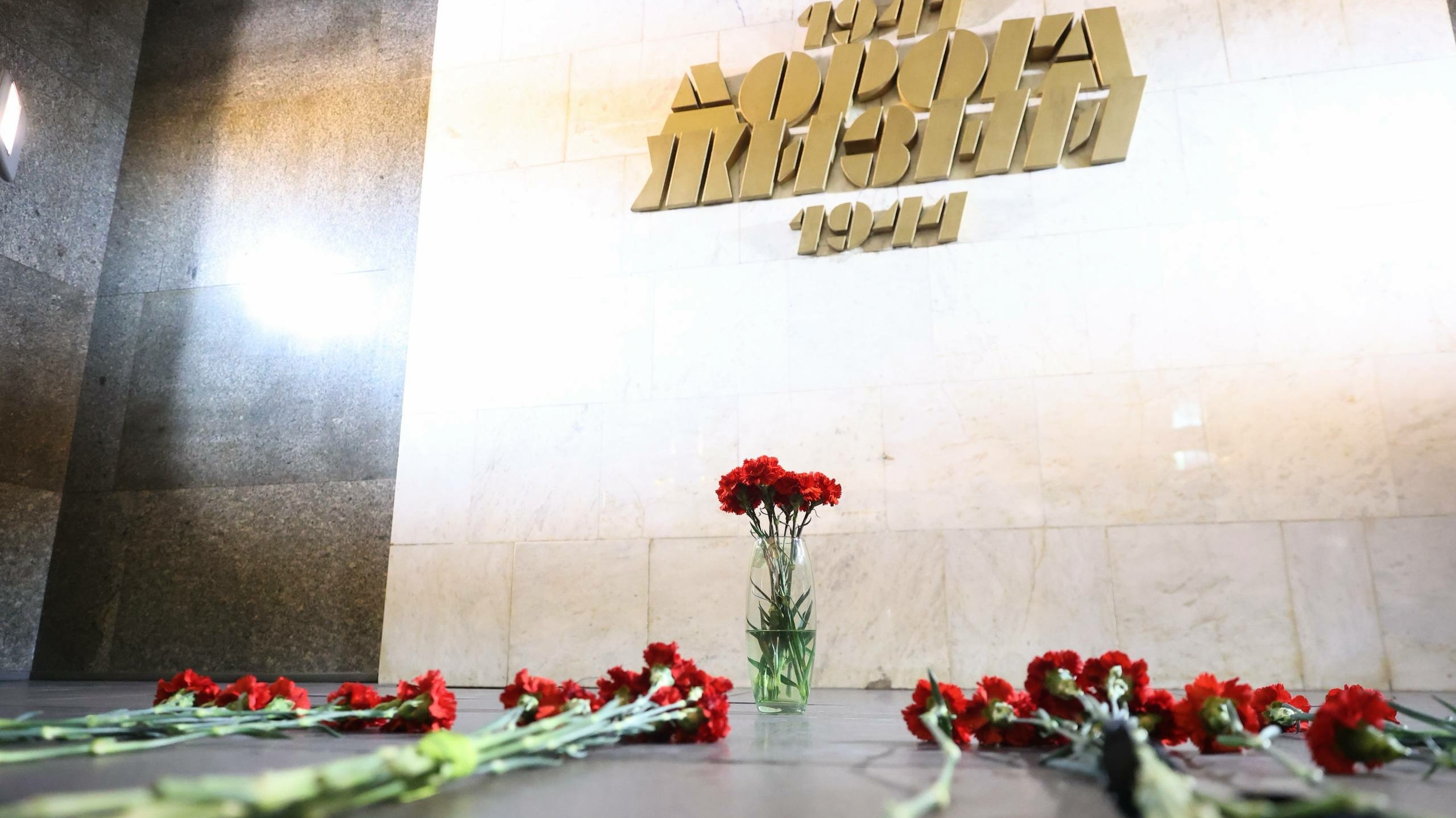 В Петербурге открыли выставку о Дороге жизни из фотографий, найденных спустя 80 лет