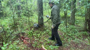 В Ленобласти отправили за решетку 15-летнего подростка и 20-летнего парня по делу о найденном трупе под бревнами