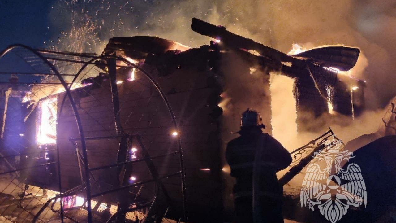 В СНТ в Кировском районе горят два соседних дома и автомобиль