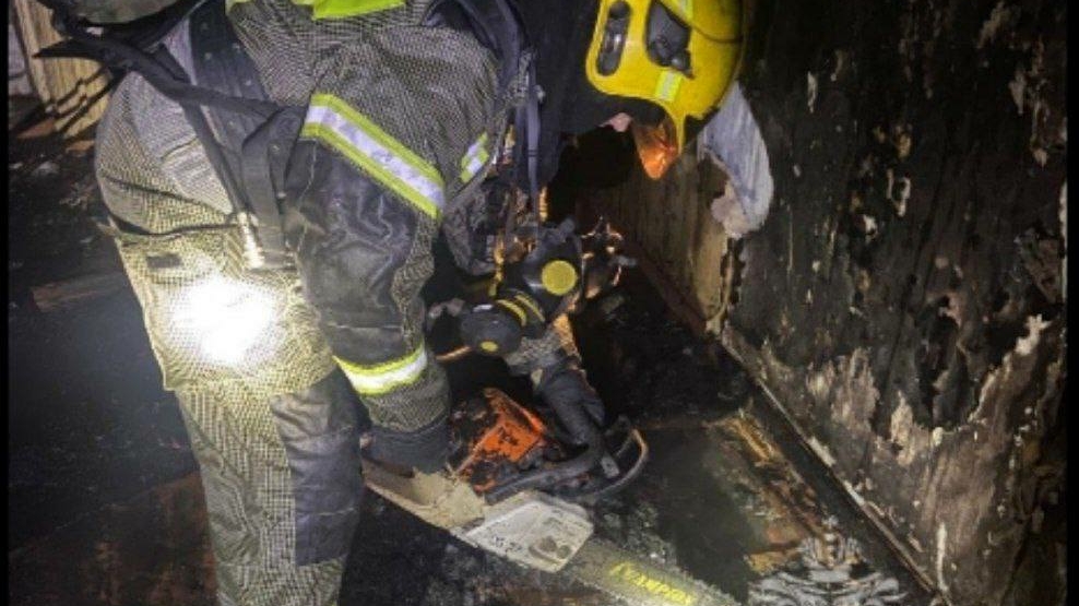 Мужчину без сознания вытащили из горящего дома в поселке под Тосно